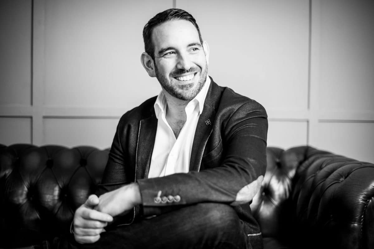 North West Entertainer John Norcott provides music in Manchester, Liverpool, Bolton and surrounding areas.